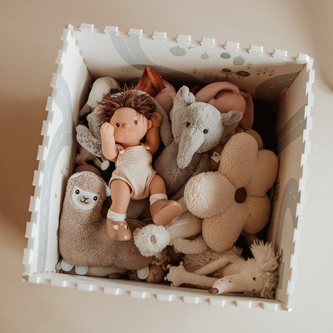 Een opbergbox gemaakt van de play&go foam speelmat, gevuld met diverse knuffels.