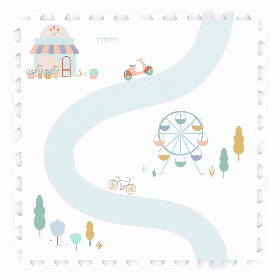 Detail van de play&go foam speelmat met een huis, weg, scooter, fiets en reuzenrad.