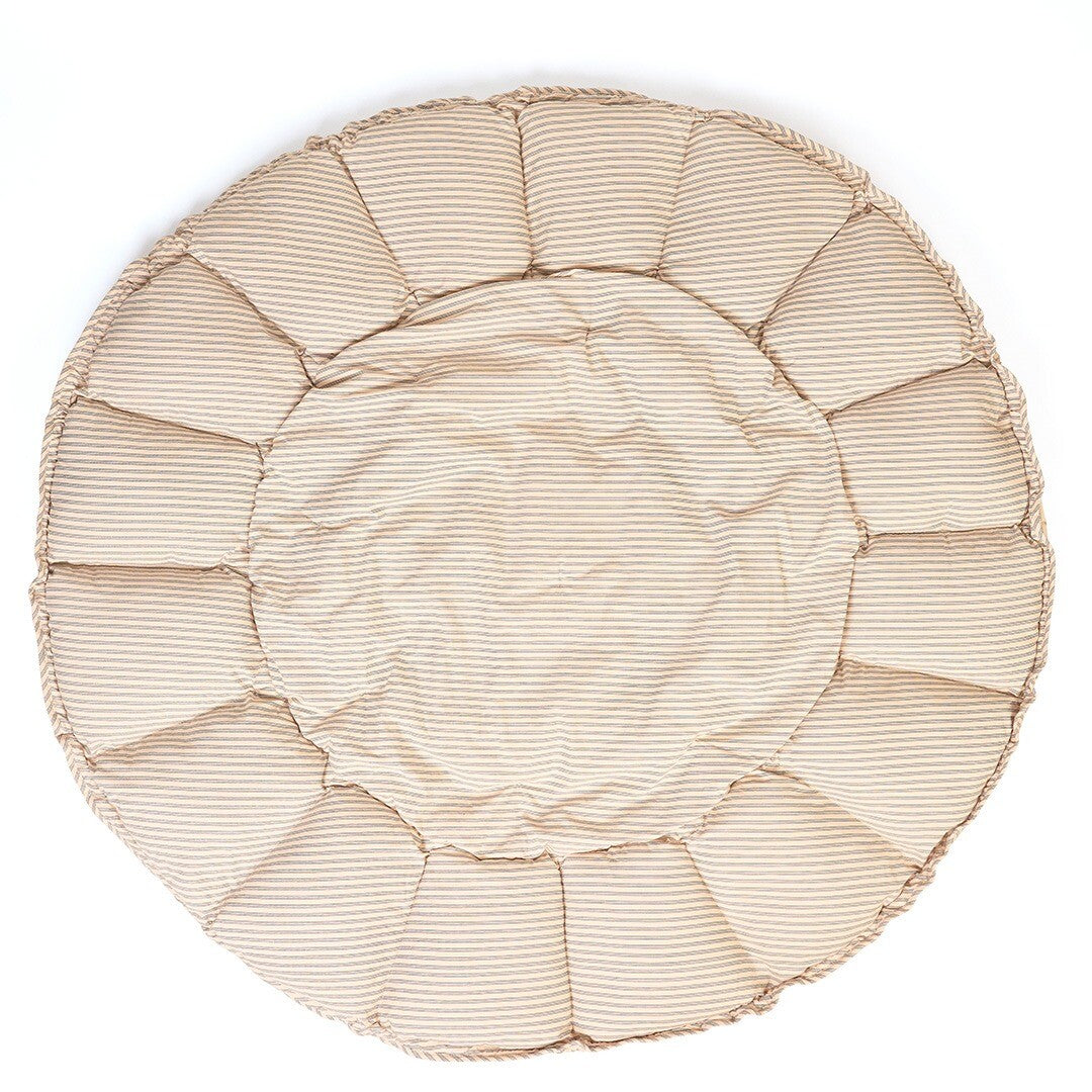 Het play&go 3-in-1 speelkleed volledig uitgevouwen, een rond speelkleed beige met blauwe strepen.