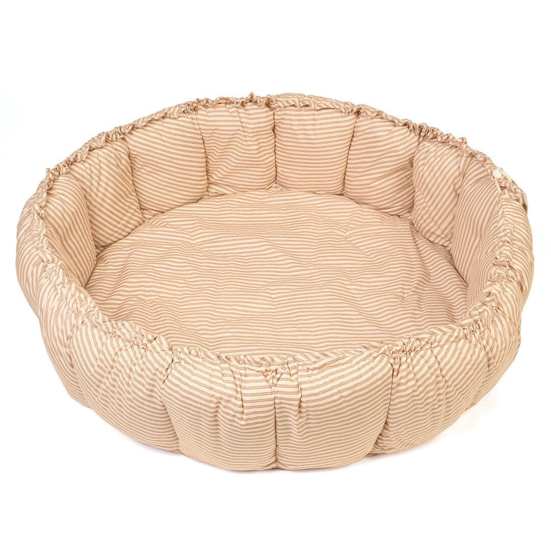 play&go 3-in-1 speelkleed in de vorm van een gestreept bruin babynestje.