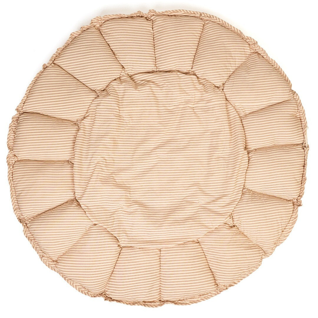 Rond play&go speelkleed met bruine en beige strepen, plat op de grond.