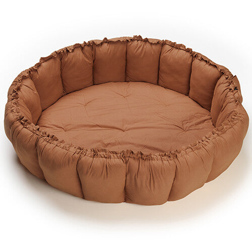 play&go 3-in-1 speelkleed in tawny brown, opgesteld als een rond babynestje.