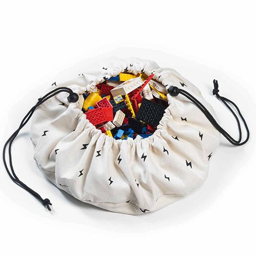 play&go opbergzak met thunderstrike patroon, open en gevuld met bouwblokken.
