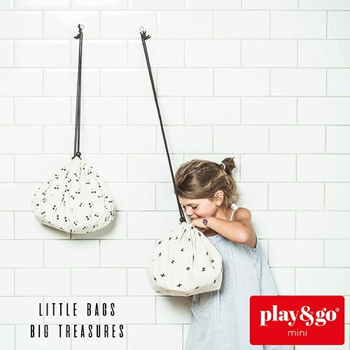 Infographic van een meisje met een play&go opbergzak en de tekst "LITTLE BAGS BIG TREASURES".