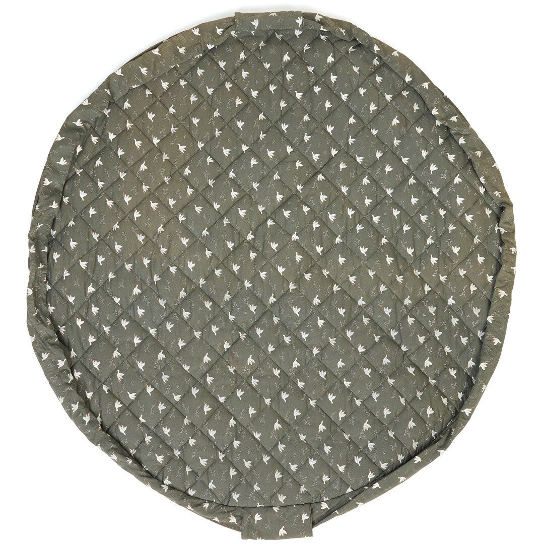 play&go rond baby speelkleed met groen-wit vogelpatroon, plat op de grond.