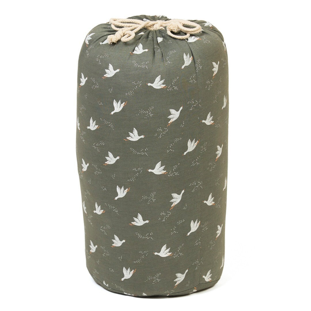 play&go speelkleed opgerold tot een cilindervormige draagtas met vogelpatroon.