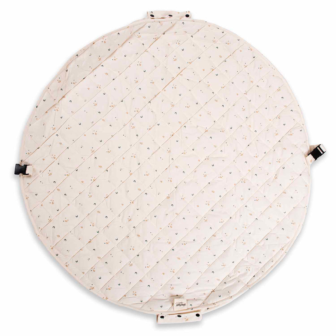 play&go rond babyspeelkleed met een beige kleur, maan- en sterrenpatroon en gespen aan de zijkant.