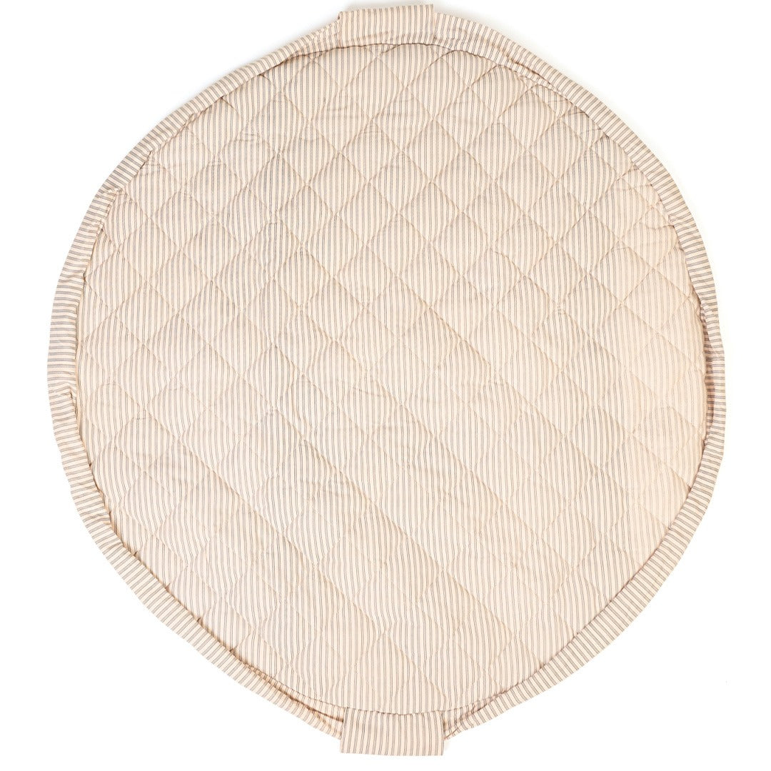 Rond, gewatteerd play&go baby speelkleed met beige en witte strepen, van bovenaf gezien.
