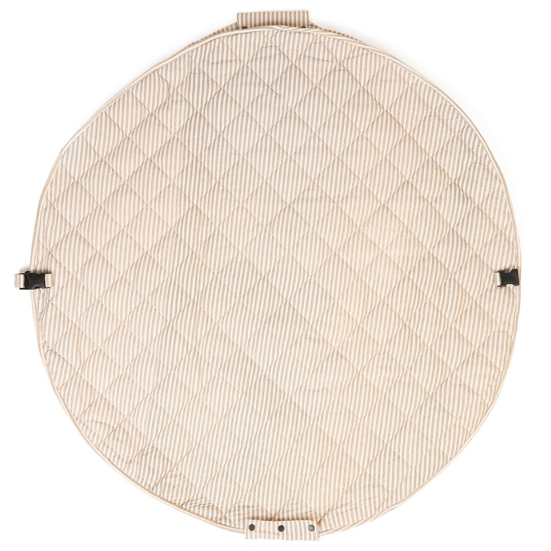 Rond, gewatteerd play&go baby speelkleed met beige en witte strepen, van bovenaf gezien, met twee zwarte gespen.