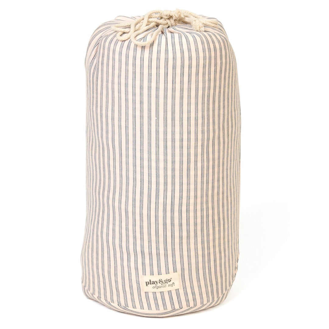 Het play&go baby speelkleed is samengebonden tot een cilindervormige draagtas met strepen en een merklabel.