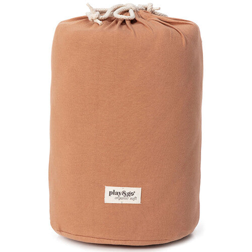Play&go tawny bruin babyspeelkleed opgevouwen als cilindervormige draagtas met trekkoord en 'organic soft' label.