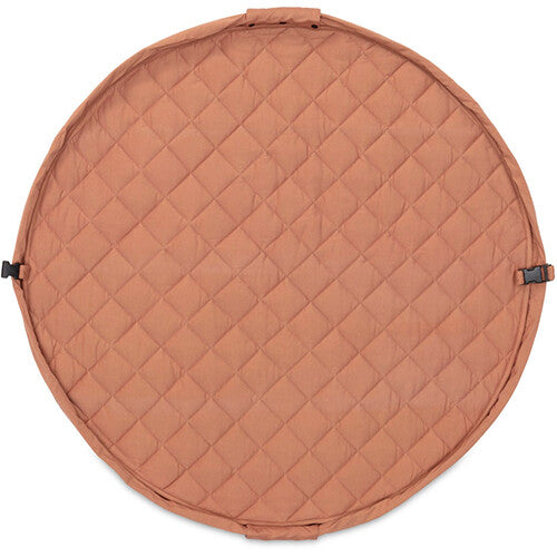 Play&go rond, gewatteerd babyspeelkleed in tawny bruin met twee zwarte gespen aan de zijkant, van bovenaf gezien.
