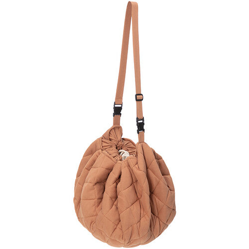 Play&go tawny bruin gewatteerd babyspeelkleed opgevouwen als draagtas met schouderband.
