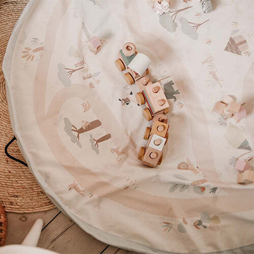 play&go speelkleed met jungleprint en houten speelgoedtrein en blokken.
