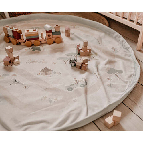 play&go speelkleed met jungleprint en houten speelgoedtrein en blokken in een kinderkamer.