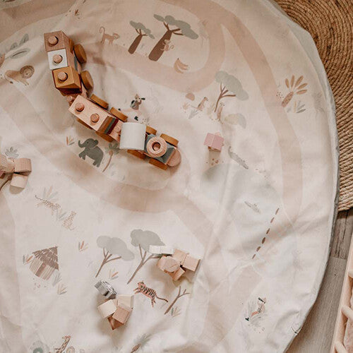 play&go speelkleed met jungleprint en houten speelgoedtrein en blokken.