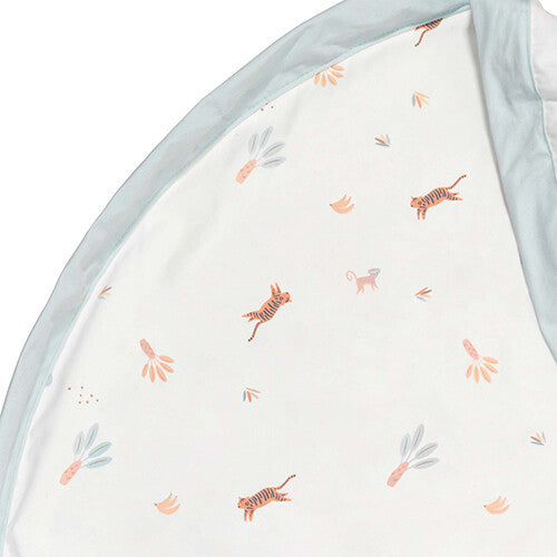 Detail van de achterkant van het play&go speelkleed met patroon van tijgers en bladeren.
