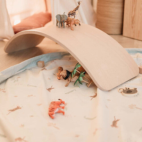 play&go speelkleed met jungleprint waarop een houten balansbord en speelgoeddieren staan.