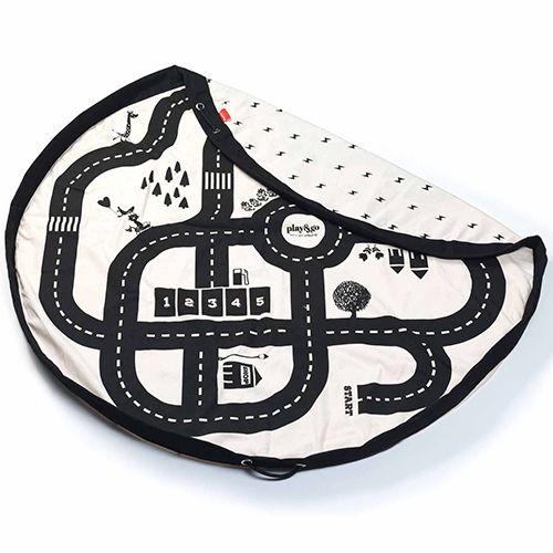 play&go speelkleed met een zwart-wit roadmap patroon, volledig uitgevouwen.