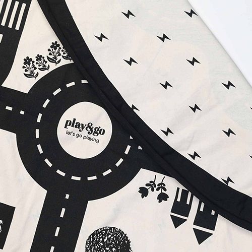 Detail van het play&go speelkleed met het merklogo en een deel van het roadmap patroon.