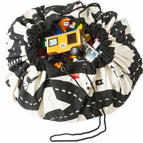 play&go speelkleed opbergzak gevuld met speelgoed, met het roadmap patroon zichtbaar aan de buitenkant.
