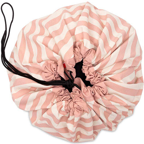 play&go opbergzak met roze en witte strepen, dichtgetrokken met zwarte koorden.