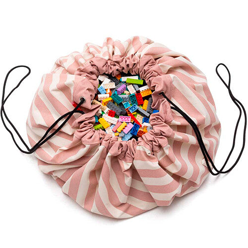 play&go opbergzak met roze en witte strepen, gevuld met kleurrijke bouwblokken.