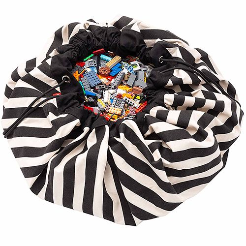 play&go gestreept speelkleed en opbergzak gevuld met kleurrijke bouwblokken.