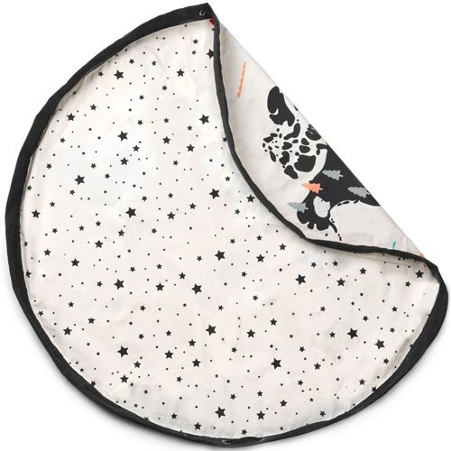 Het play&go speelkleed deels opgevouwen, met de wereldkaart- en sterrenpatroon zijde zichtbaar.