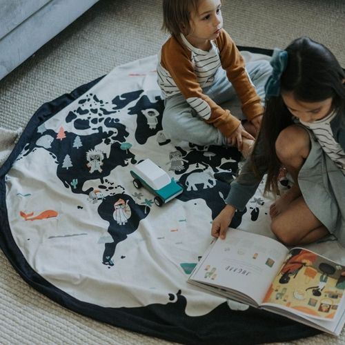 Twee kinderen spelen op het play&go speelkleed met wereldkaartpatroon.