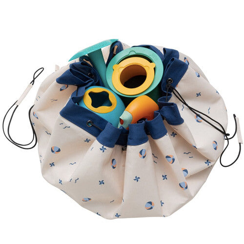 play&go waterdicht speelkleed en opbergzak met ballonpatroon, dichtgetrokken met speelgoed erin.