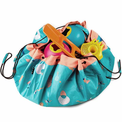 play&go waterdicht speelkleed en opbergzak in turquoise kleur, gevuld met kleurrijk strandspeelgoed.