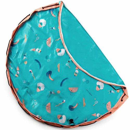 play&go waterdicht speelkleed, half opengevouwen, met een turquoise kleur en abstract figurenpatroon.