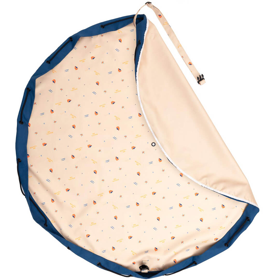 Het play&go waterdichte speelkleed en opbergzak, volledig opengevouwen met een Magical Day patroon.