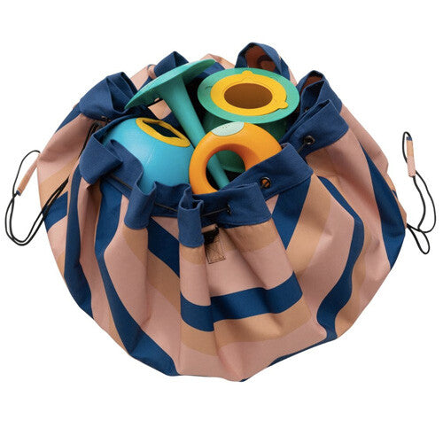 play&go waterdichte speelkleed en opbergzak met mokka strepen, gevuld met kleurrijk zandspeelgoed.