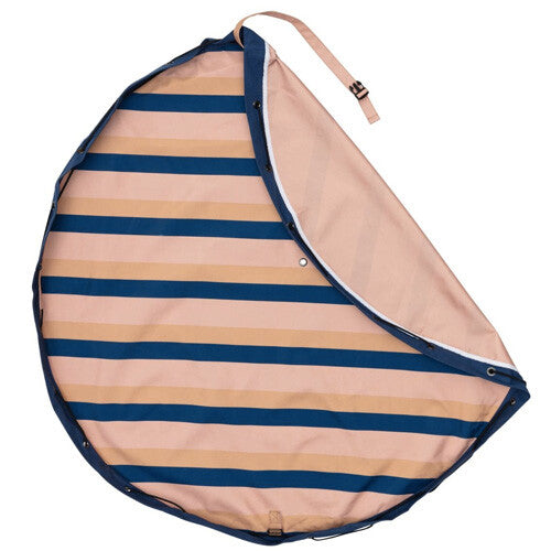 play&go waterdichte speelkleed en opbergzak met mokka strepen, deels opgevouwen.