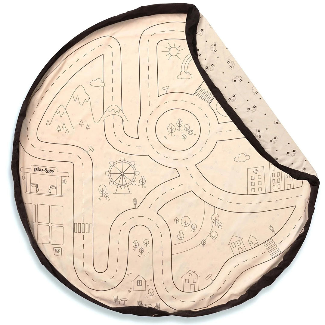 play&go speelkleed en opbergzak met beige wegenpatroon, deels uitgespreid.