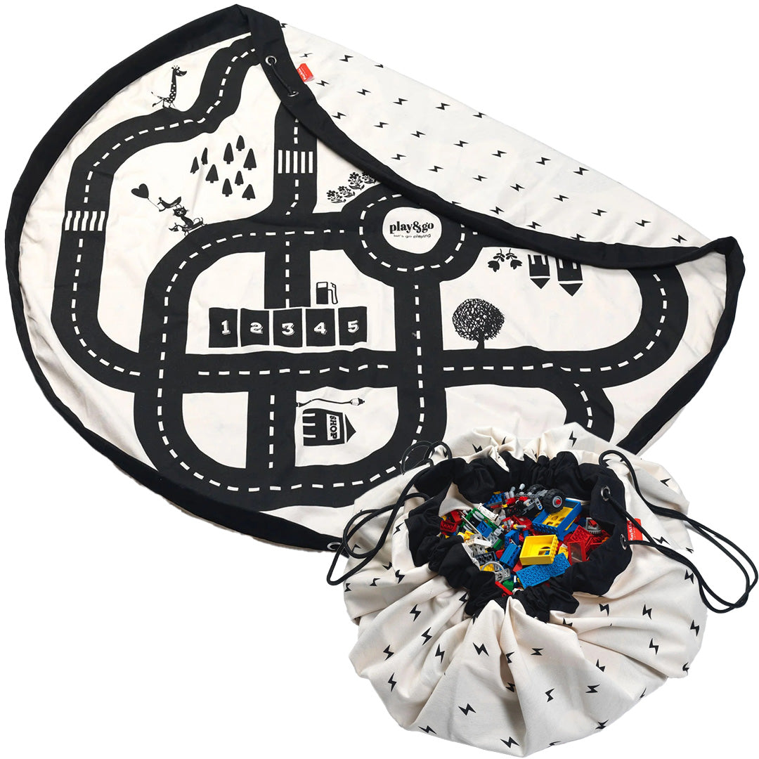 play&go speelkleed met roadmap patroon, deels uitgevouwen en deels als opbergzak met speelgoed.