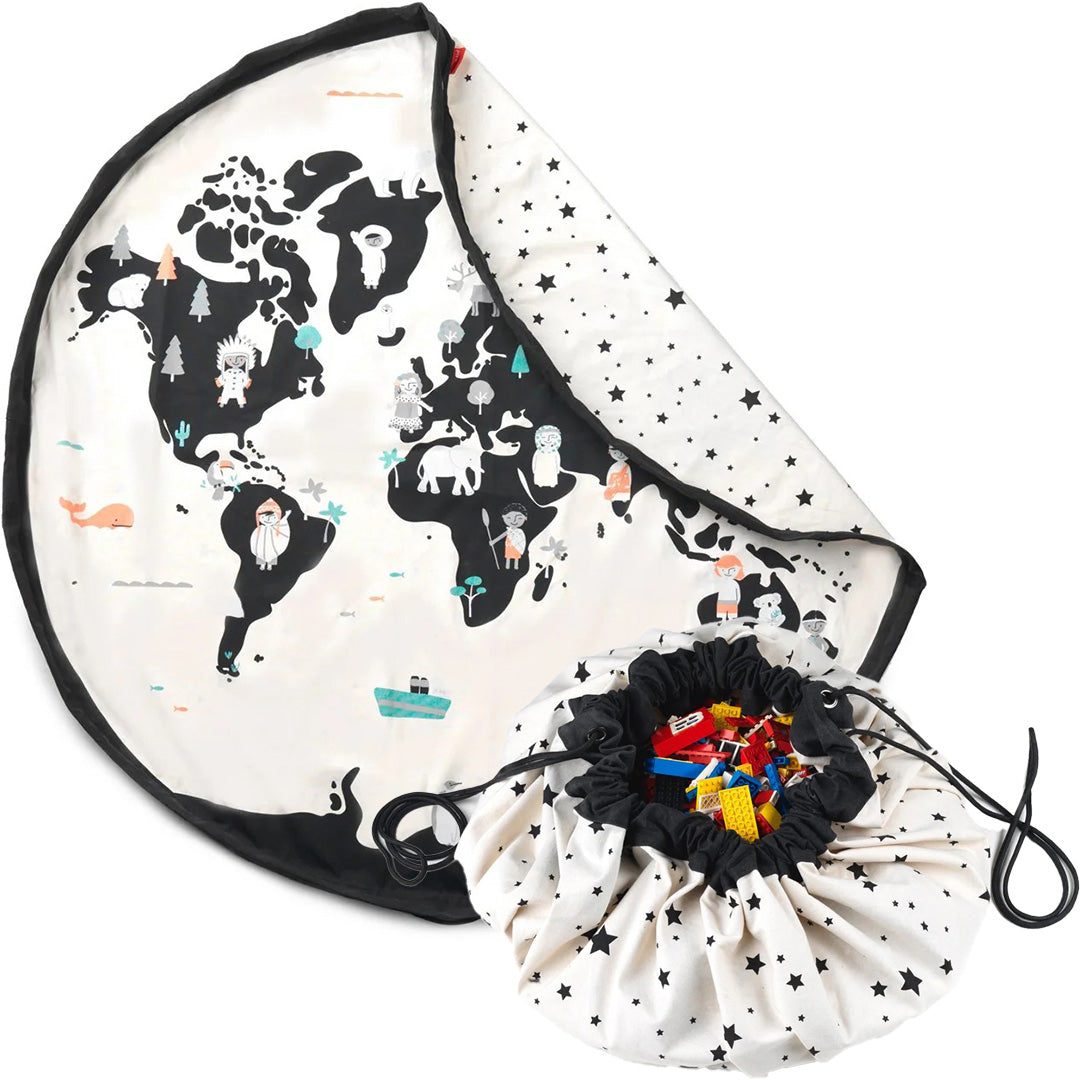play&go speelkleed en opbergzak met wereldkaart en sterrenpatroon, de opbergzak is gevuld met speelgoed.