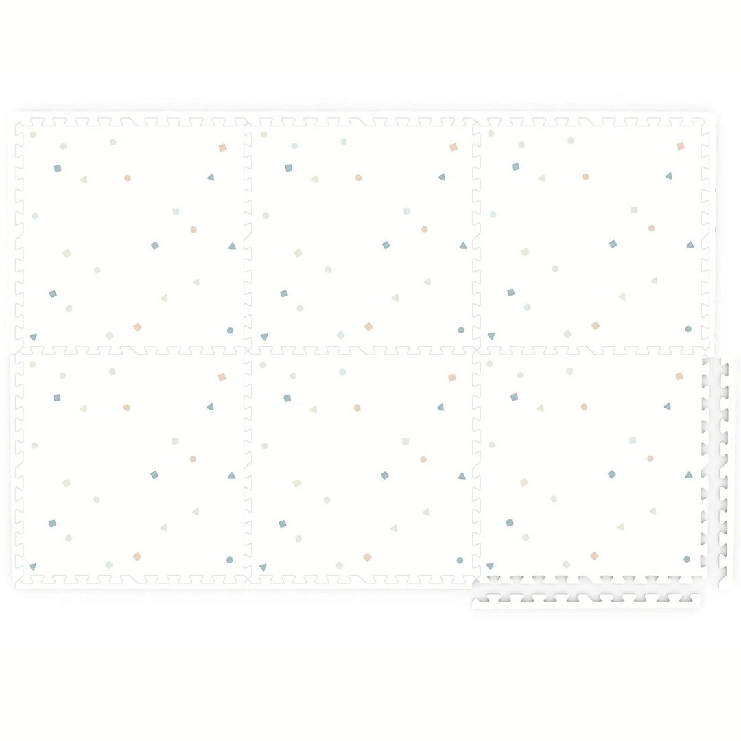 Een overzicht van de play&go foam speelmat tegels met een patroon van gekleurde stippen en vormen.