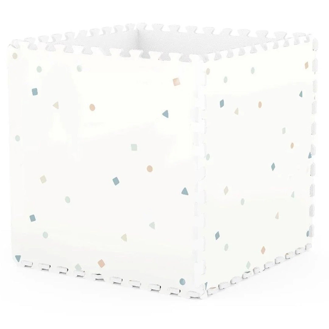 Een kubusvormige constructie gemaakt van play&go foam speelmat tegels met een patroon van gekleurde stippen en vormen.