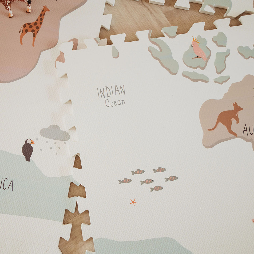 Detail van de play&go foam speelmat met wereldkaart, waarop de Indische Oceaan en Australië met een kangoeroe te zien zijn.