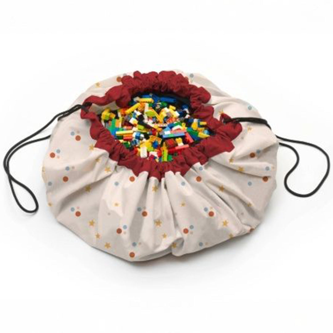 play&go speelkleed en opbergzak met sterren en punten, gevuld met kleurrijke bouwblokken.