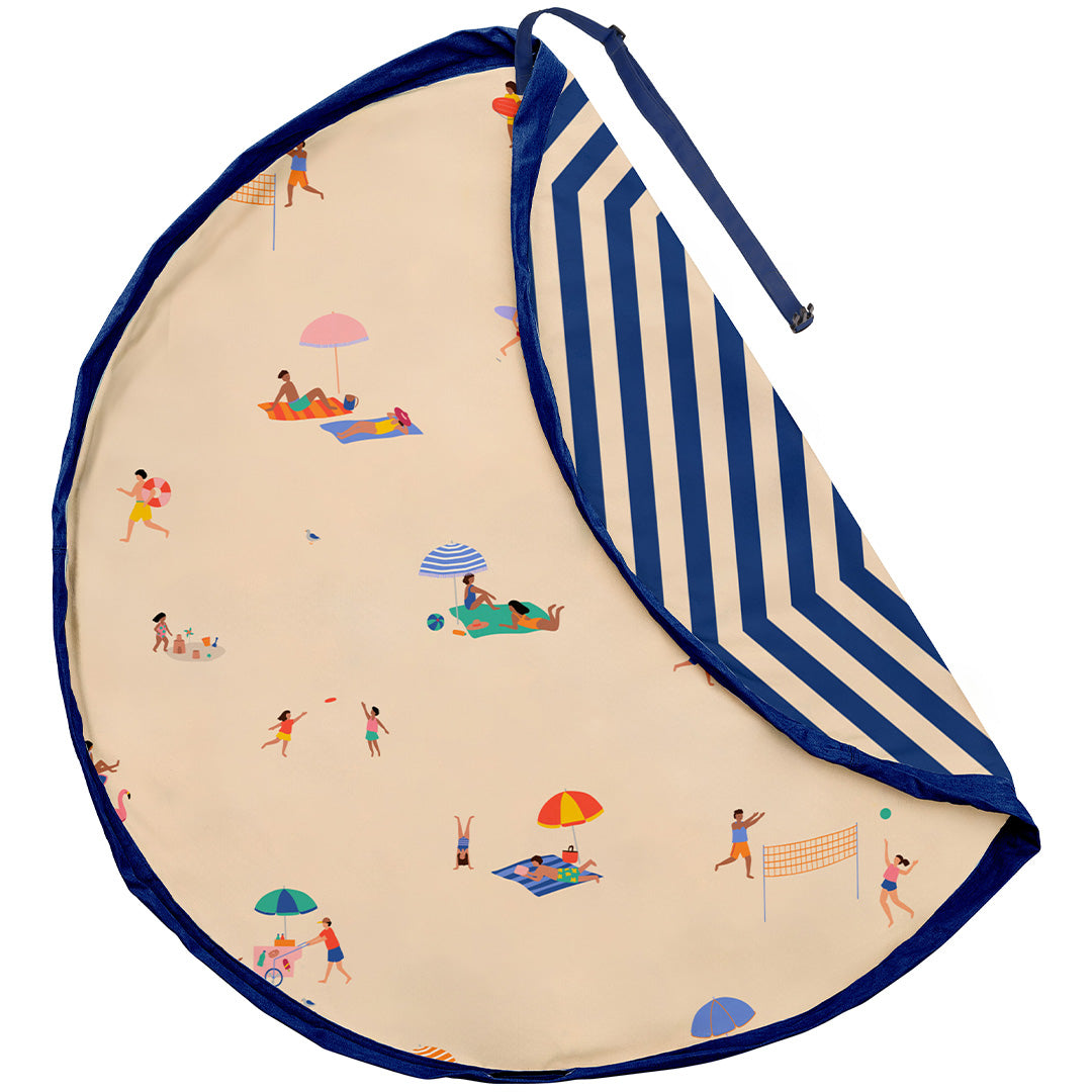 play&go waterdicht speelkleed en opbergzak met strandthema en gestreepte achterkant, deels opgevouwen.