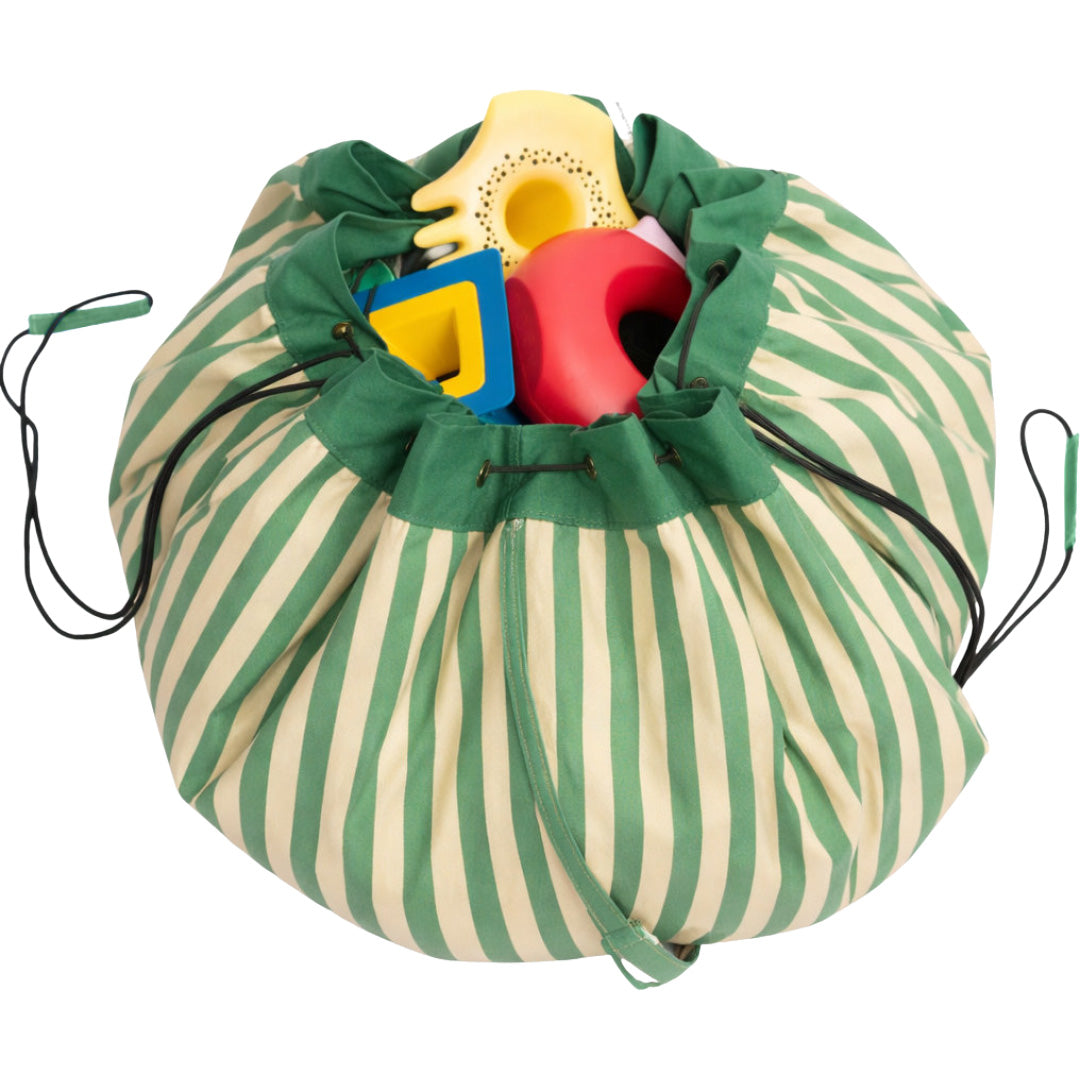 De play&go speelkleed opbergzak met groene en beige strepen, gevuld met speelgoed.