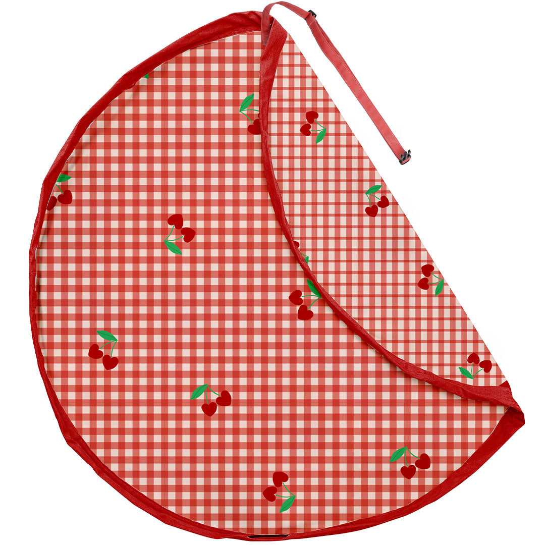 play&go waterdicht speelkleed en opbergzak met rood-wit geruit patroon en kersenmotief, plat op de grond.