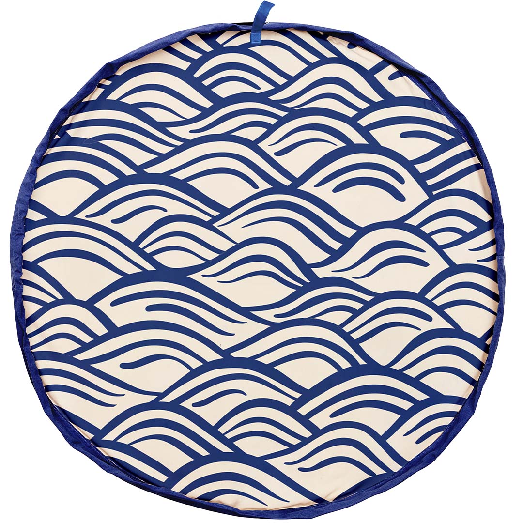 play&go waterdicht speelkleed en opbergzak met een blauw golfpatroon.