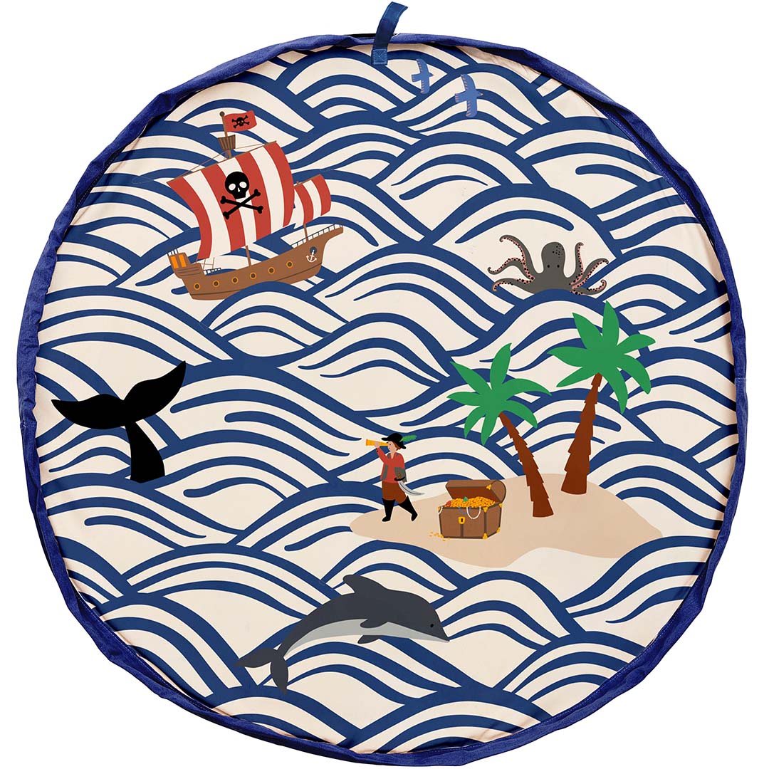 play&go waterdicht speelkleed en opbergzak met piratenthema en blauw golfpatroon.