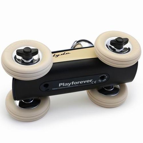 De onderkant van de Playforever raceauto Clyde met merknaam en wielen.
