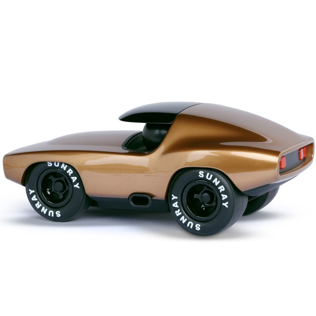Playforever bronzen speelgoed raceauto, schuin van achteren gezien.